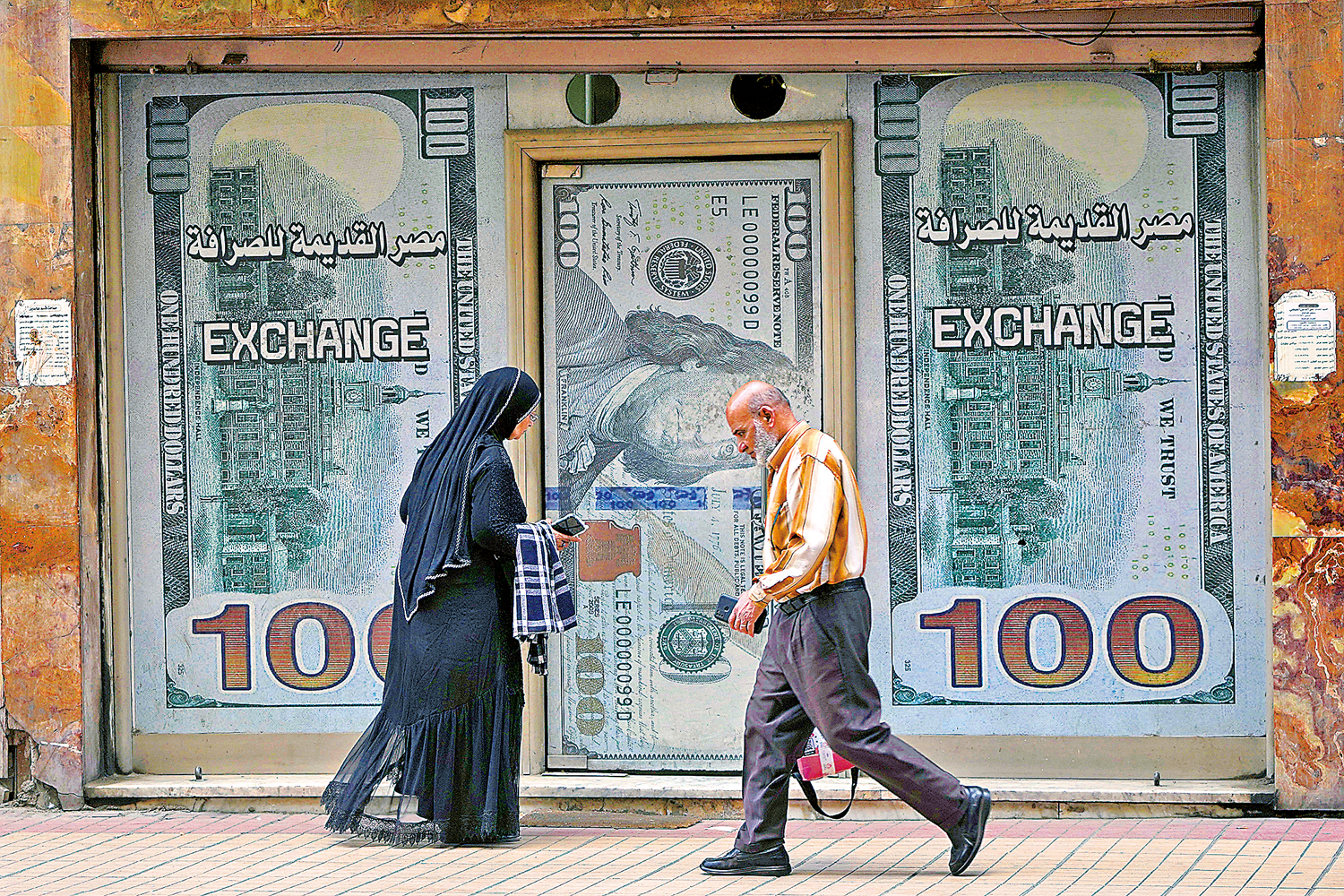 　　圖：埃及央行6日宣布放開匯率管制，埃及貨幣埃鎊兌美元匯率應聲暴跌。\美聯社