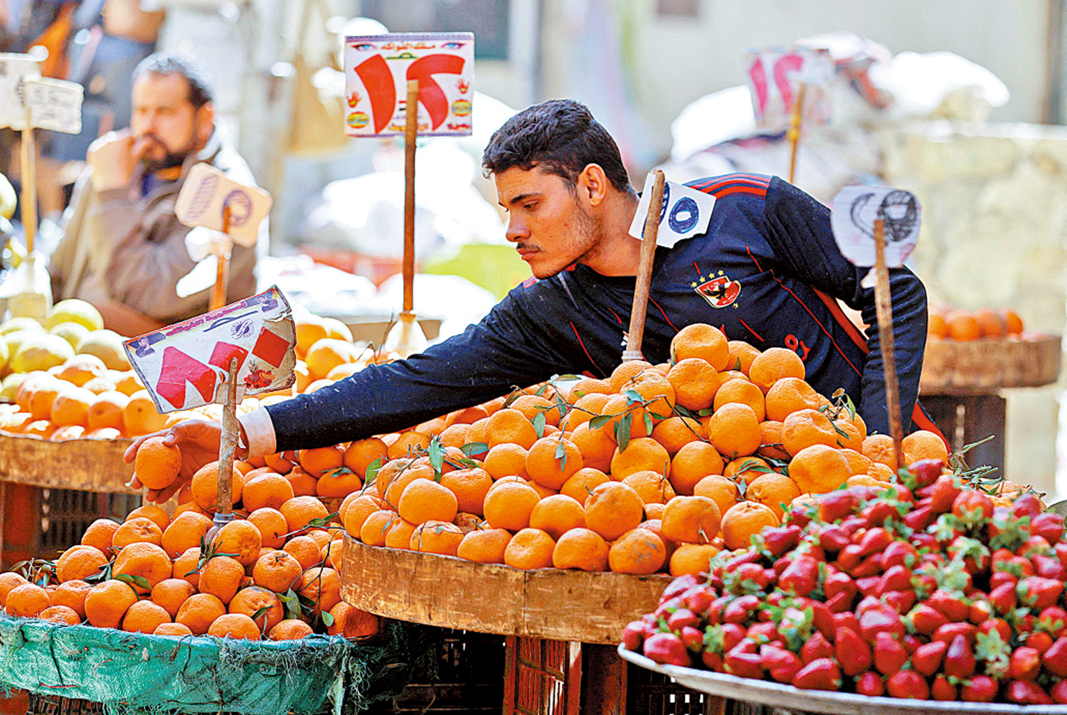 　　圖：埃及近年通脹高企，民眾被迫承受高物價。圖為一名小販7日在開羅售賣水果。\路透社