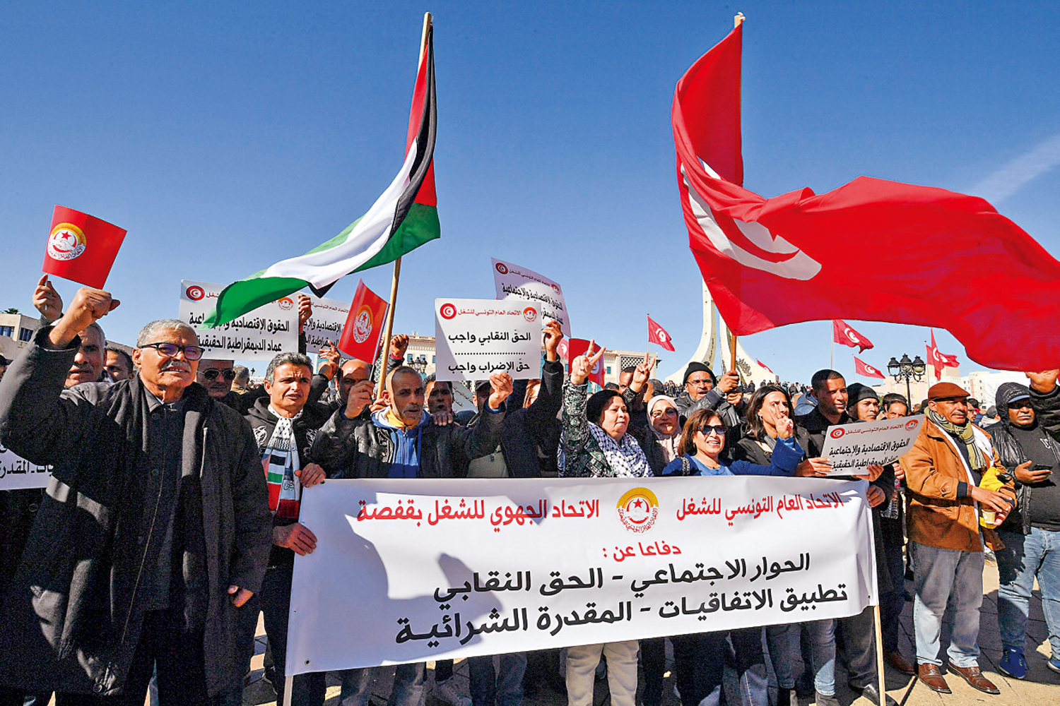 　　圖：突尼斯民眾2日在突尼斯市示威，表達對經濟不景氣和當局打壓非政府組織新規的不滿。\法新社