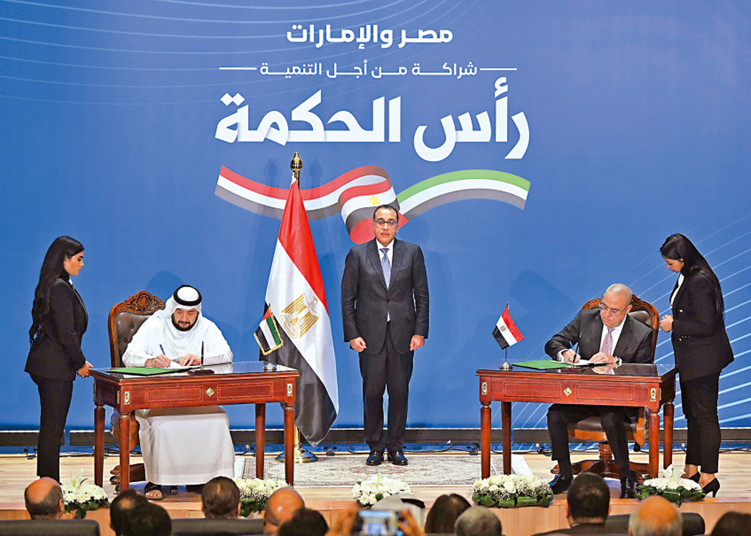 　　圖：埃及和阿聯酋23日簽署拉斯赫克馬新城開發項目的協議。\新華社