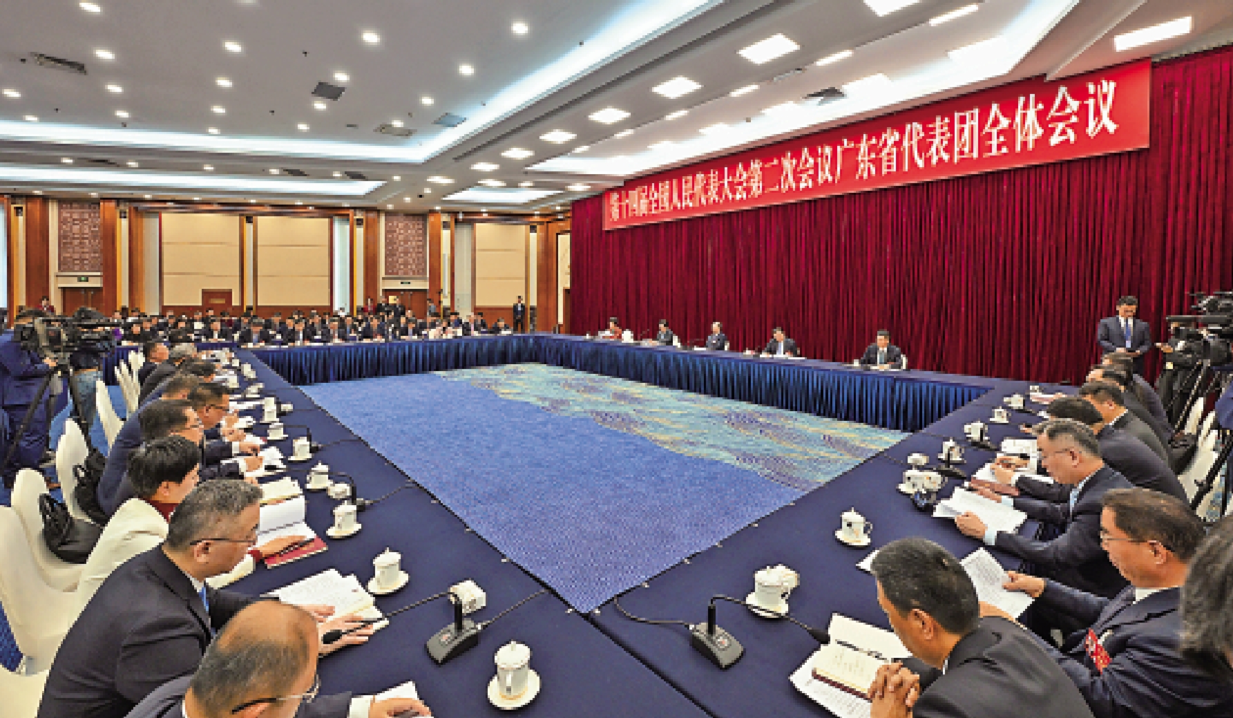 圖:3月7日,十四屆全國人大二次會議廣東代表團舉行開放團組會議。\新華社