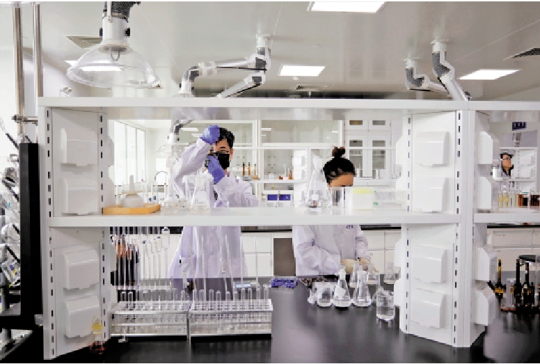 　　圖：在珠海橫琴粵澳中醫藥產業園一家藥企實驗室內，藥物研發人員在做實驗。