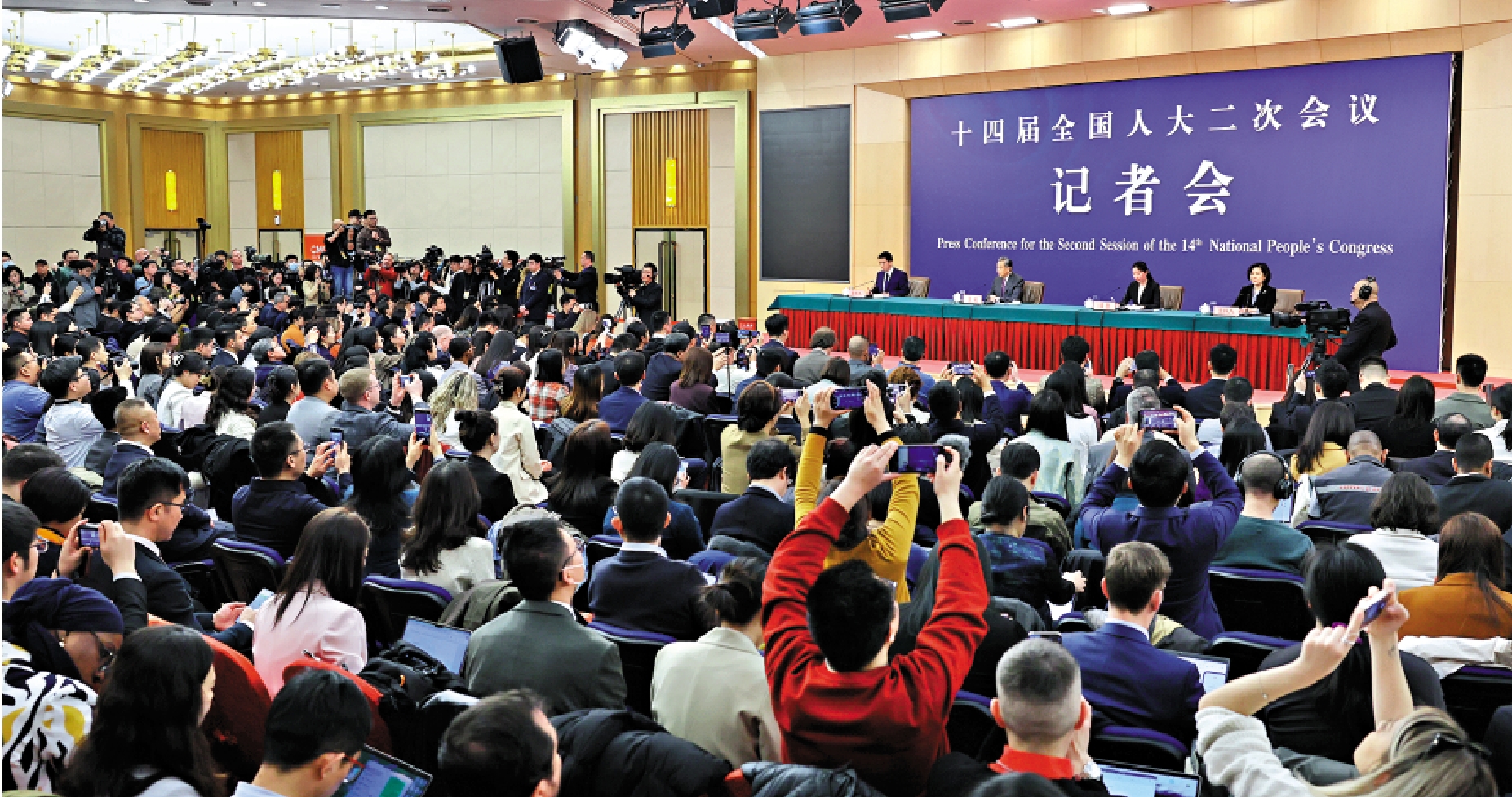 　　圖：3月7日，十四屆全國人大二次會議在北京梅地亞中心新聞發布廳舉行記者會。中共中央政治局委員、外交部長王毅就中國外交政策和對外關係相關問題回答中外記者提問。/新華社