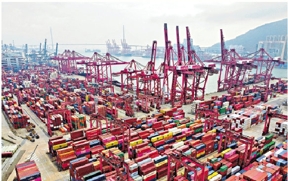 　　圖：林詩鍵建議，國家支持香港出台和持續優化政策和條例，鼓勵國有運輸等產業單位在港設立營運中心。圖為葵涌貨櫃碼頭。