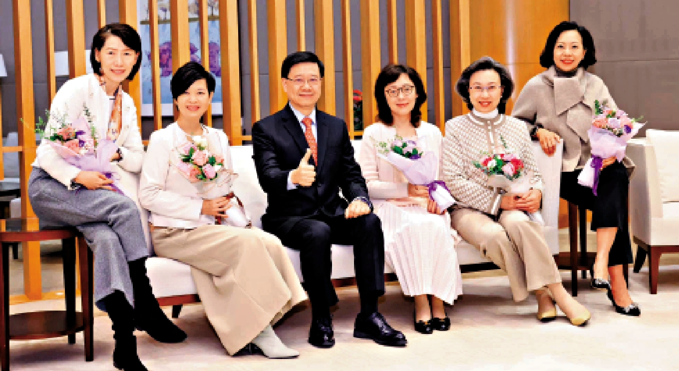 　　圖：行政長官李家超昨日向司局長團隊的女士送上花束和祝福，感謝她們過去一年盡心盡力為香港服務。