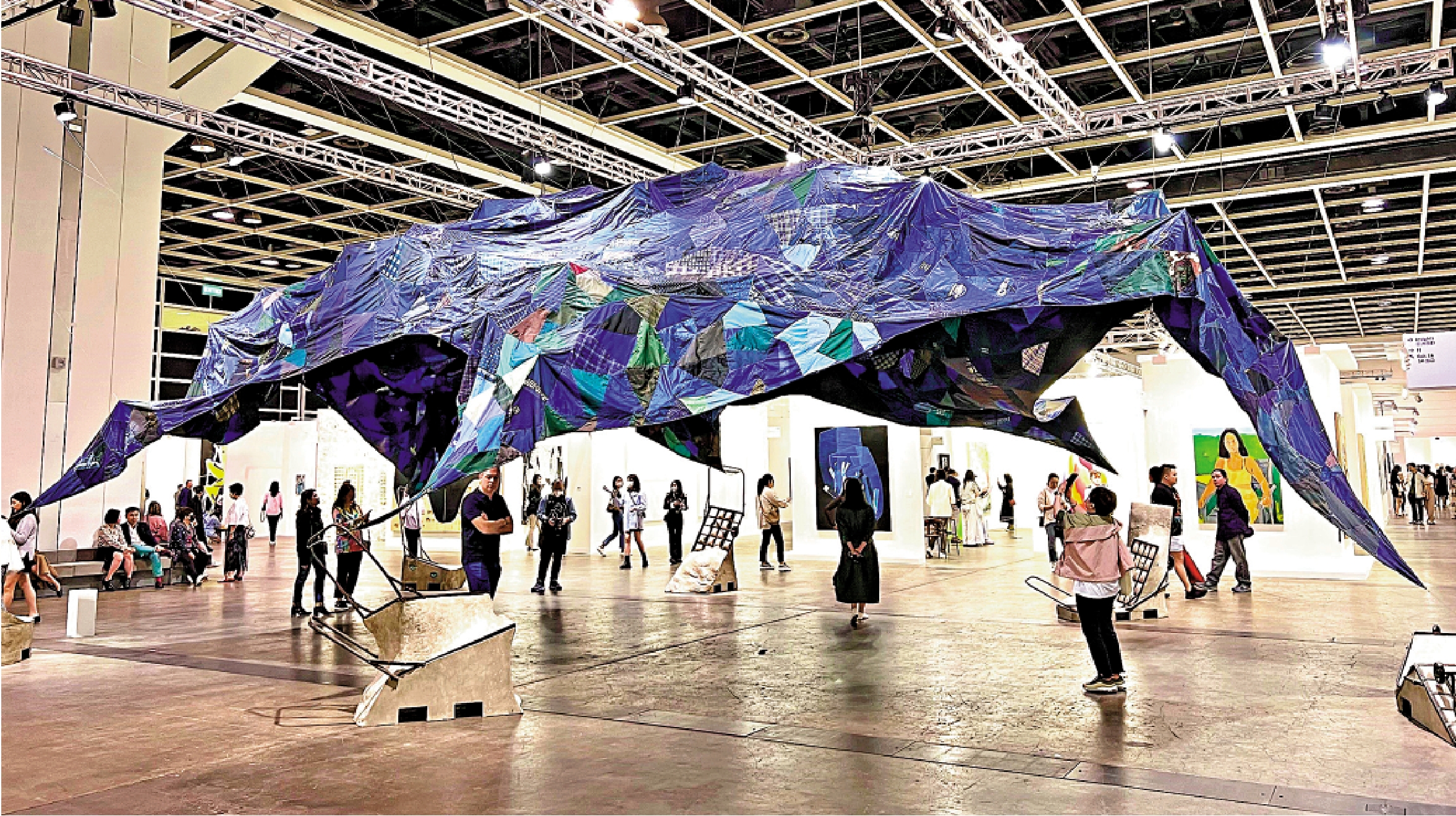 　　圖：香港是亞洲藝術品交易中心。圖為2023年巴塞爾藝術展香港展會。