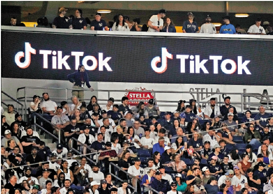 　　圖：TikTok在美國大受歡迎。圖為去年4月TikTok在紐約一場棒球比賽現場打廣告。\資料圖片