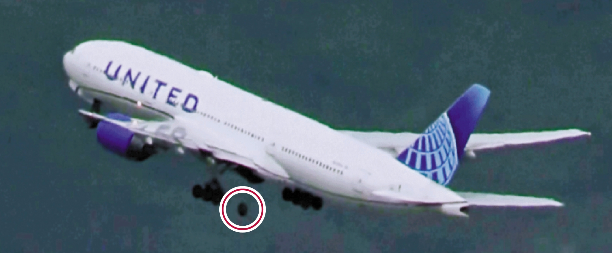　　圖：美聯航一架波音777-200客機7日起飛後發生輪胎脫落（紅圈示）。\美聯社