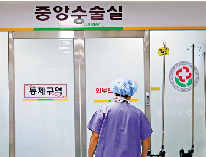 　　圖：4日，一名醫務人員進入韓國光州一間醫院的手術室。\美聯社
