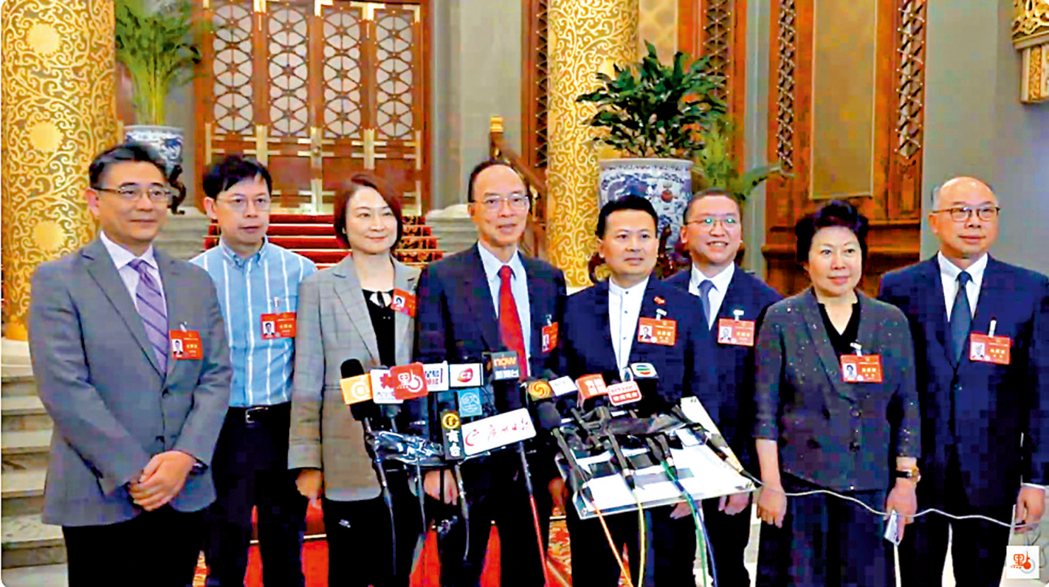 　　圖：李慧琼及馬逢國等昨日在北京會見傳媒。