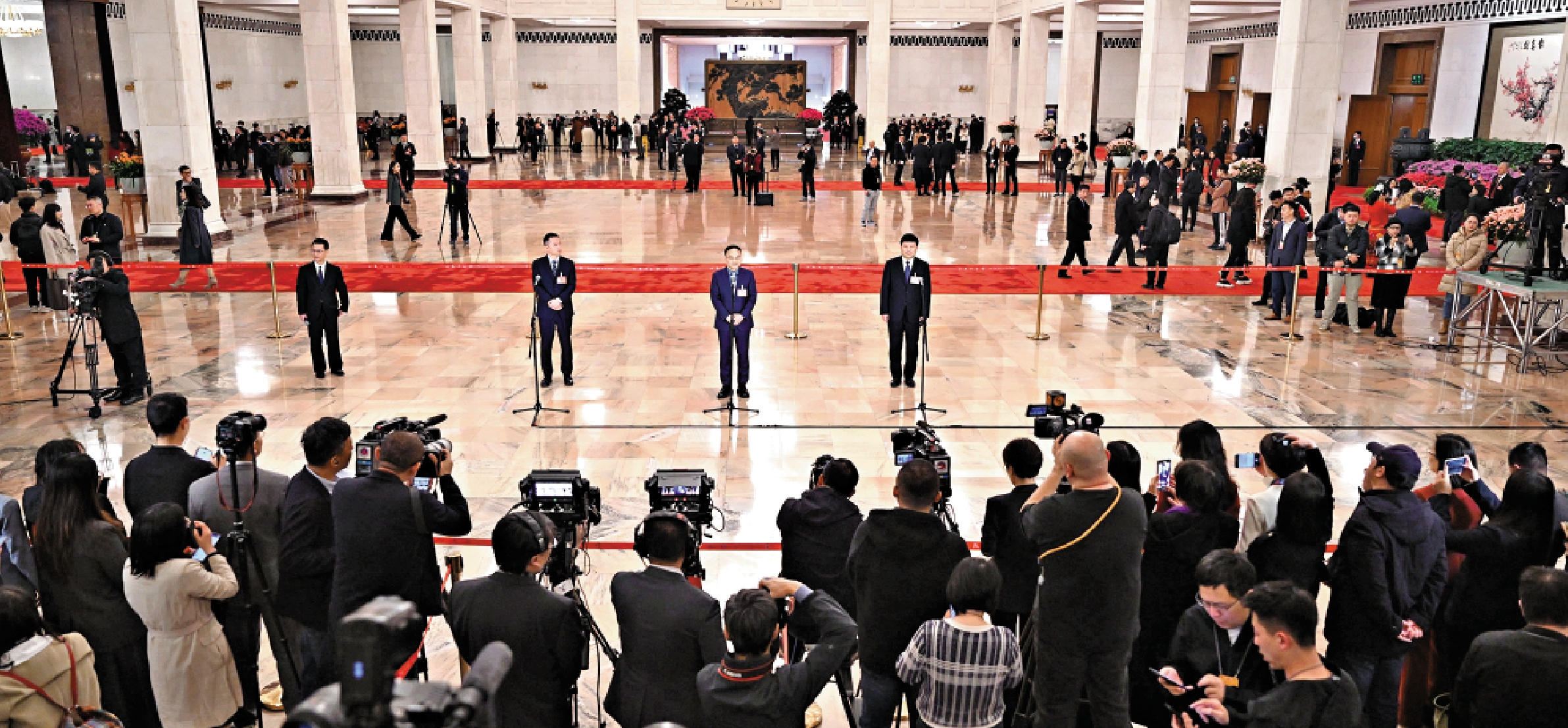 　　圖：3月10日，全國政協十四屆二次會議第三場「委員通道」集體採訪活動在北京人民大會堂舉行。\新華社
