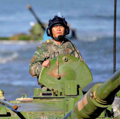 　　圖：陳松在兩棲戰車上指揮泛水登陸演練。