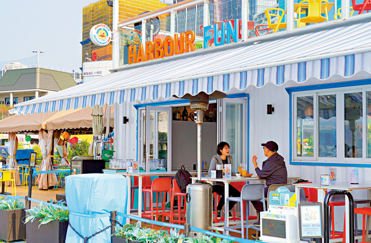 　　圖：海濱引入餐廳，讓遊客可安坐欣賞美麗的維港景色。