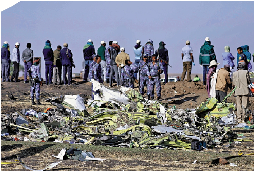 　　圖：2019年3月，警察在埃塞俄比亞航空一架波音737 Max客機墜毀現場搜索。\路透社