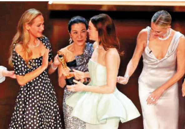 　　圖：獲「最佳女主角」獎的愛瑪史東被指不願從楊紫瓊手上接過獎盃。/網絡圖片