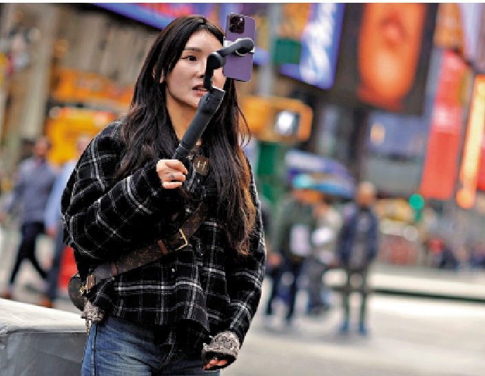 　　圖：封殺TikTok將重創美國小企業。圖為一名女子13日在紐約街頭拍攝TikTok影片。\路透社