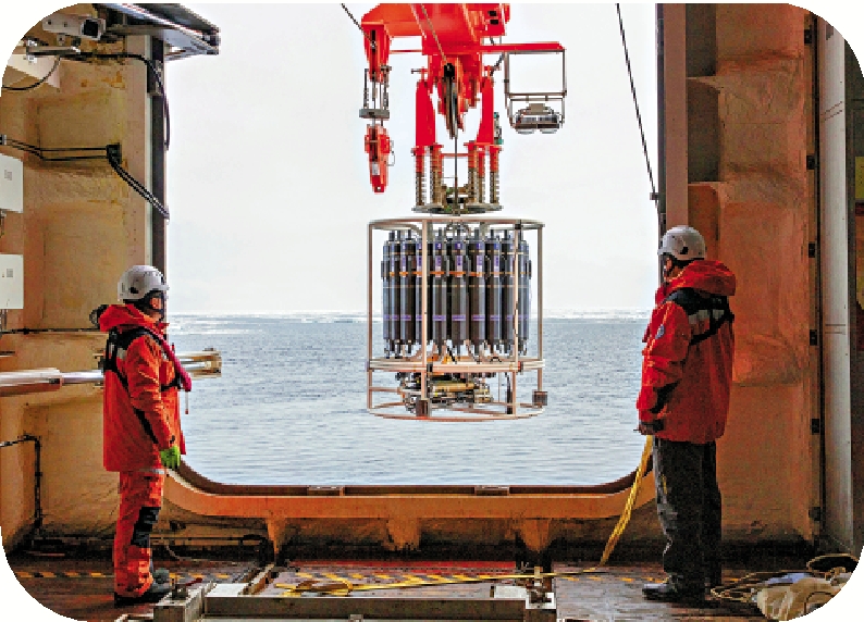 　　圖：考察隊員在「雪龍2」號月池車間回收搜集海水樣本的溫鹽深剖面儀。