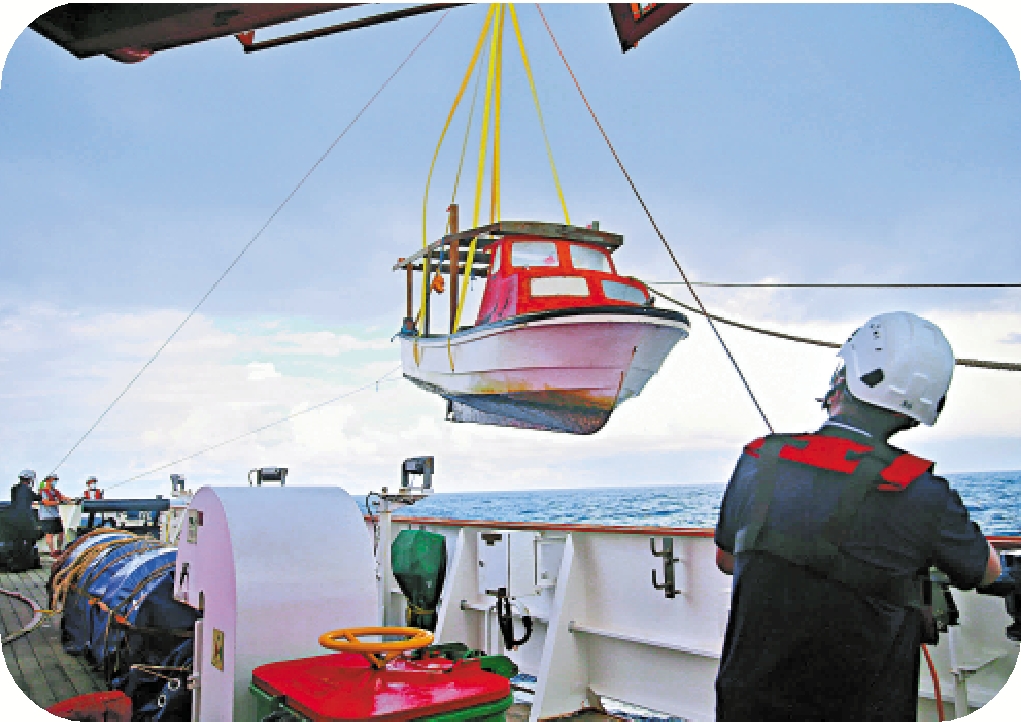 　　圖：「雪龍2」號去年在赤道附近拯救遇險的船隻及四名船員。