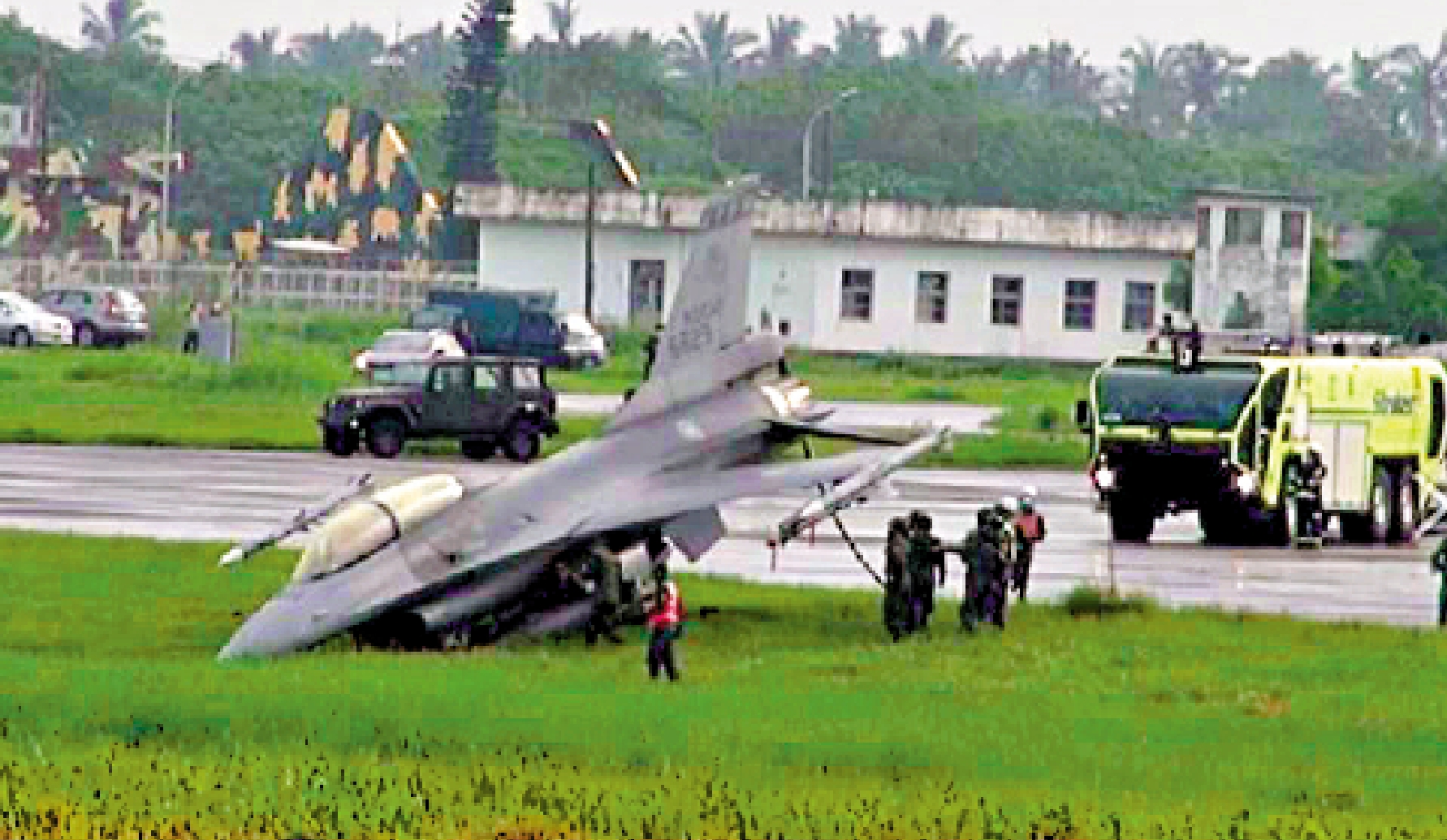 　　圖：台灣F-16V戰機成軍以來，事故頻發。圖為2021年8月，屏東一架F-16戰機在演習預演中降落時衝出跑道，機頭插入跑道外的土裏。