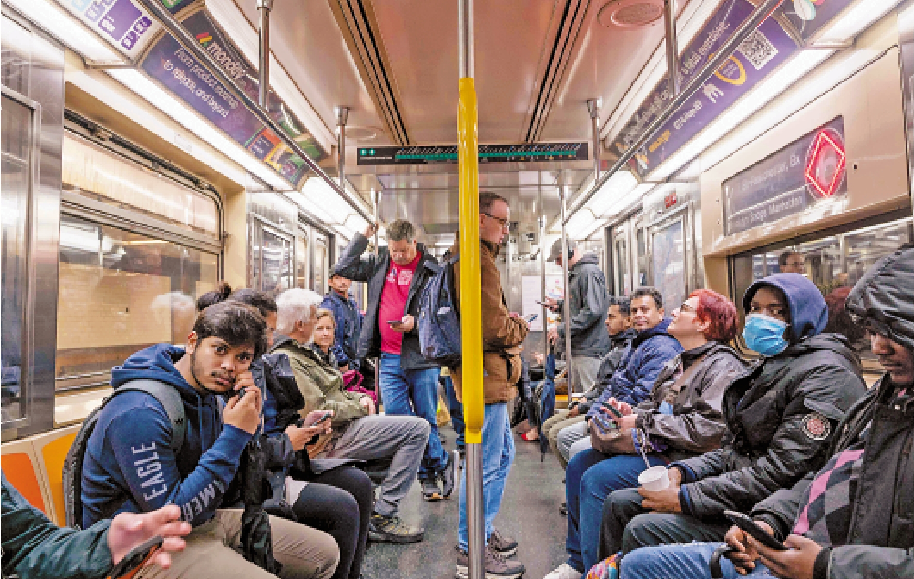 　　圖：紐約地鐵暴力事件頻發，圖為本月6日紐約地鐵車廂內擁擠的乘客。/法新社