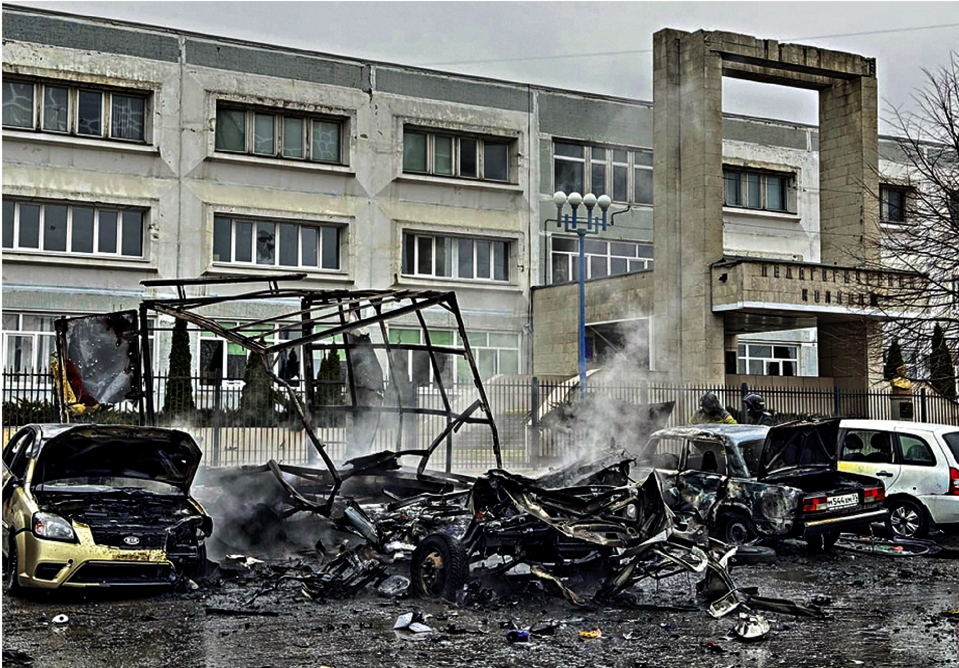 　　圖：俄羅斯別爾哥羅德地區16日遭烏軍炮擊，多輛汽車被炸毀。\美聯社