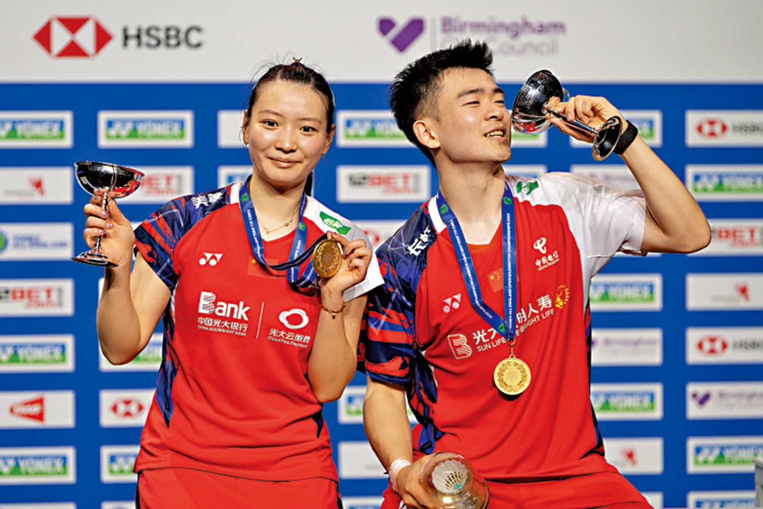 　　圖：鄭思維（右）與黃雅瓊在頒獎儀式上。\新華社