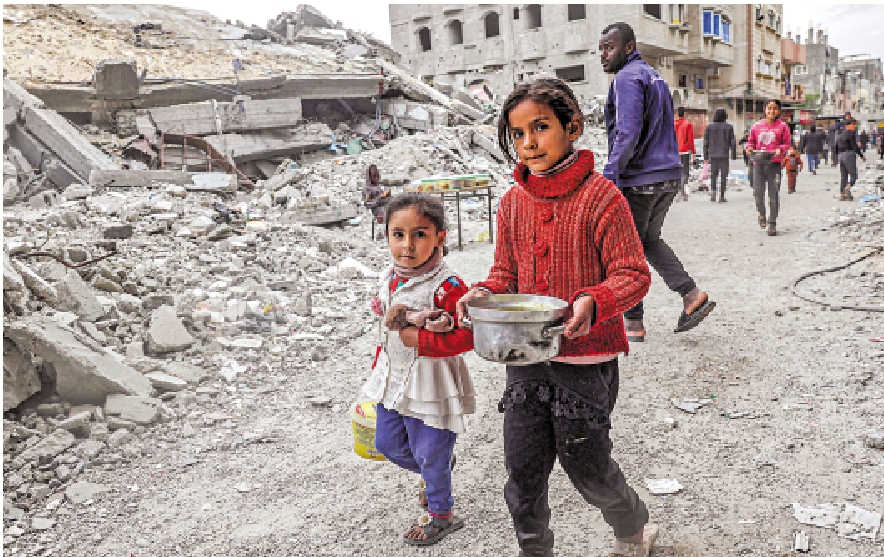 　　圖：加沙兒童16日在拉法領取救濟食品。\法新社