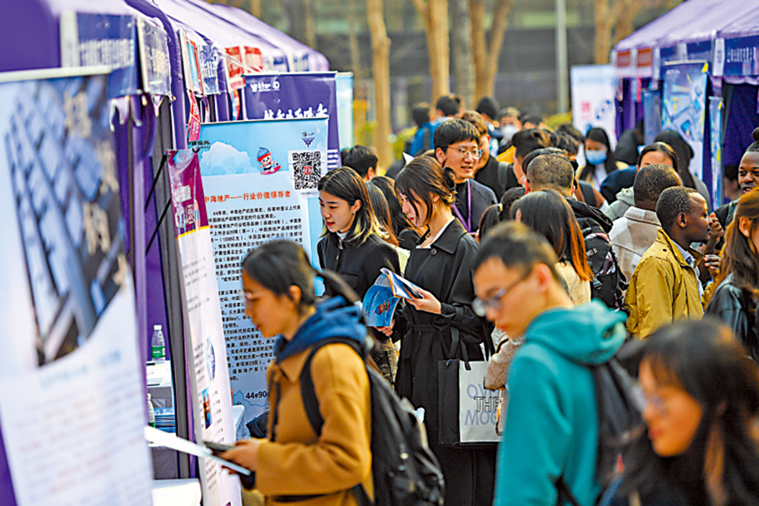 　　圖：3月15日，求職者在清華大學舉辦的就業洽談會上投遞簡歷。\新華社