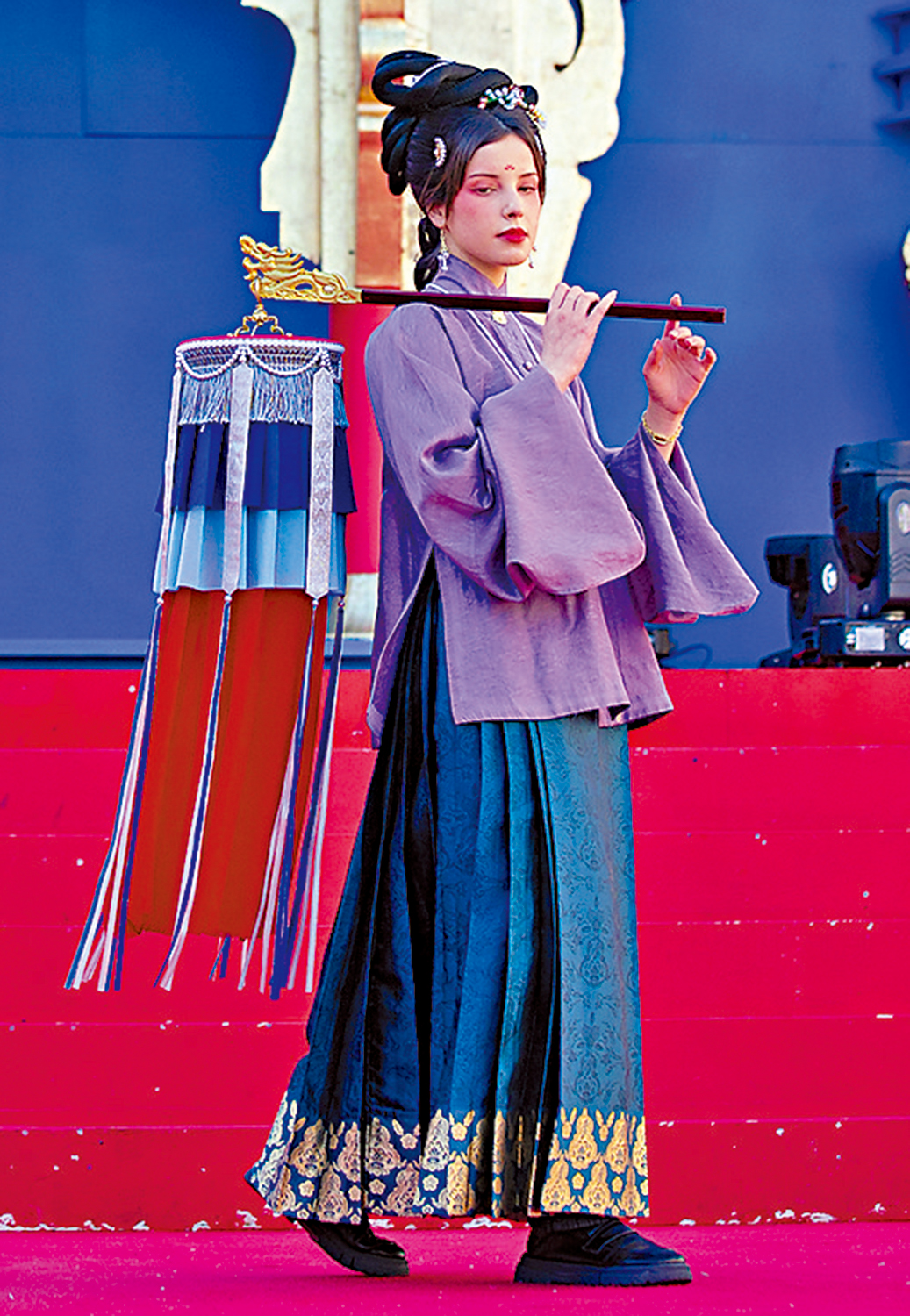 　　圖：2月13日，外國志願者在意大利身着漢服表演。\新華社