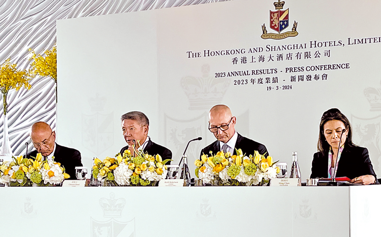 　　圖：左起：香港上海大酒店營運總裁包華、董事總經理及行政總裁郭敬文、財務總裁Keith Robertson及物業發展總裁陳佩明。\大公報攝