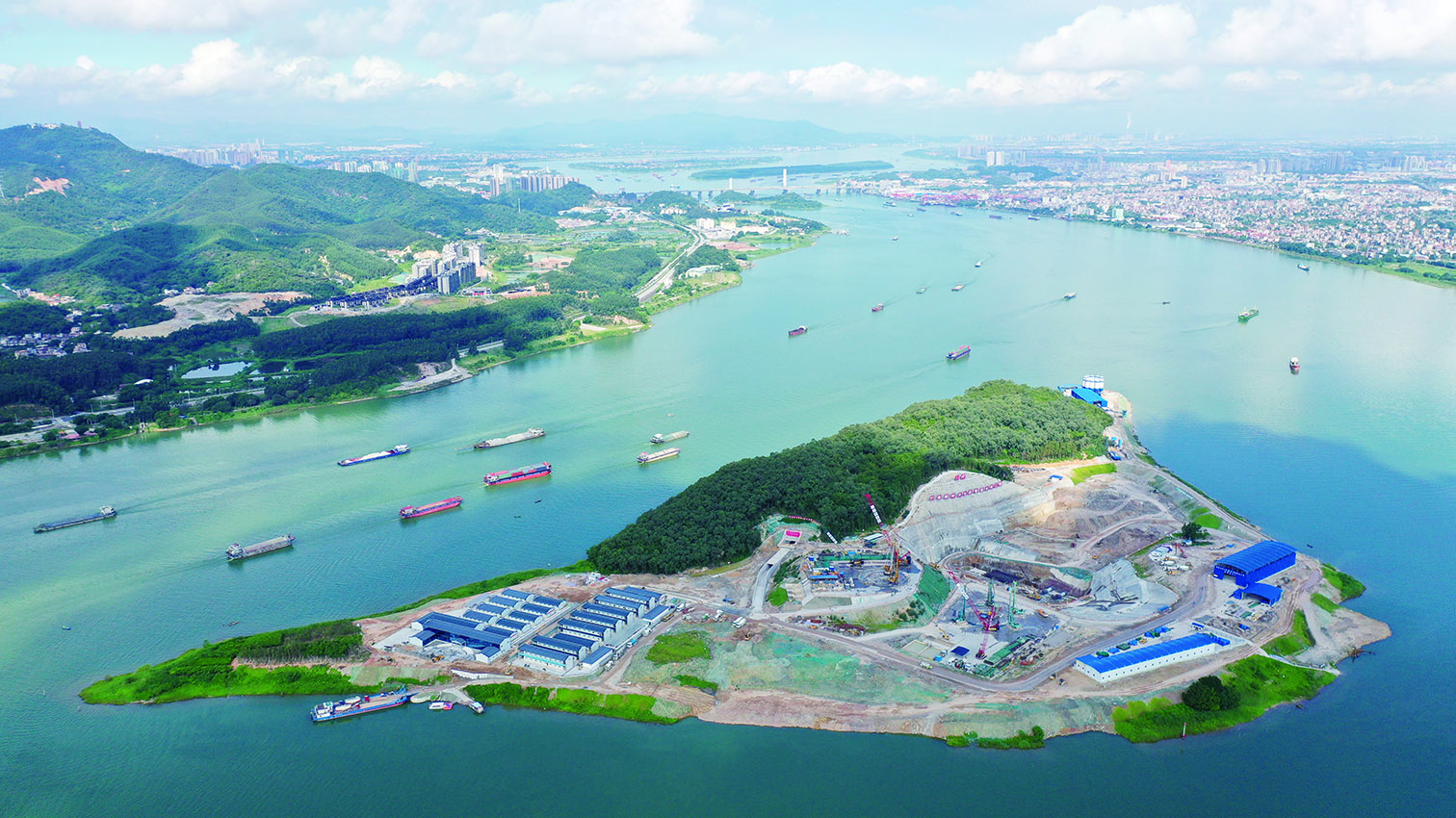 　　圖：今年1月30日，珠江三角洲水資源配置工程正式通水，可作為香港的備用水源。圖為該工程位於佛山的取水口鯉魚洲島。