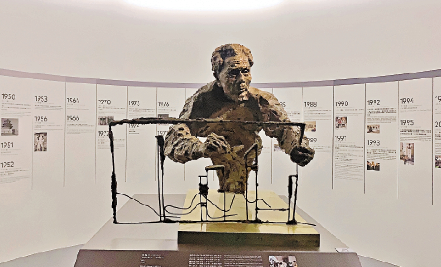 　　圖：「吳冠中——黑·白·灰」展覽一隅，展示吳冠中雕像及他的藝術創作歷程。\大公報記者顏琨攝