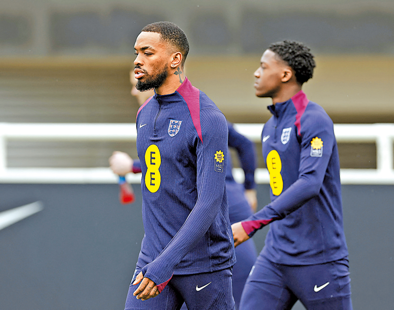 　　圖：艾雲東尼（左）是其中一名戴耳環練習的球員。