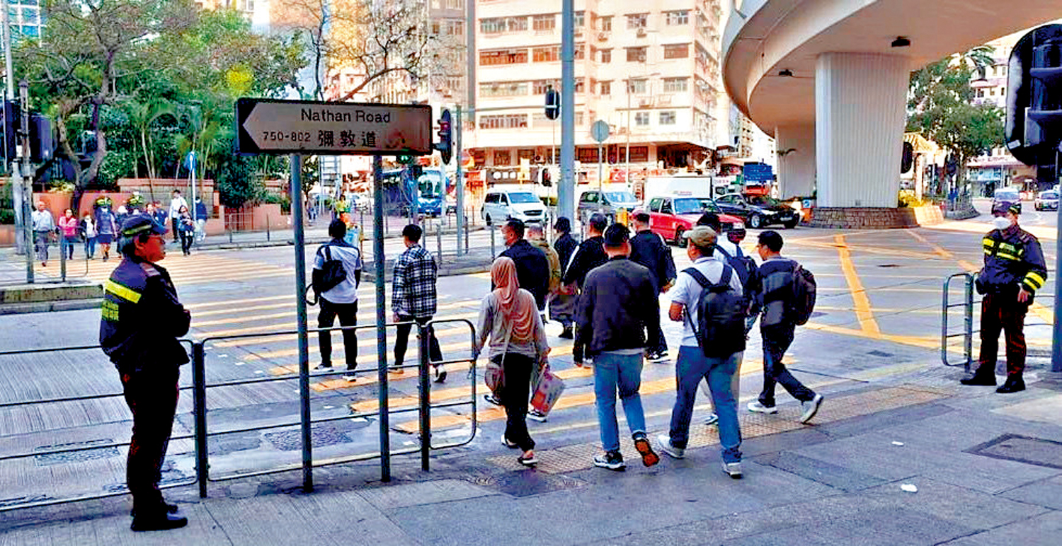 　　圖：警方在西九龍警區交通日票控區內92名亂過馬路的行人。