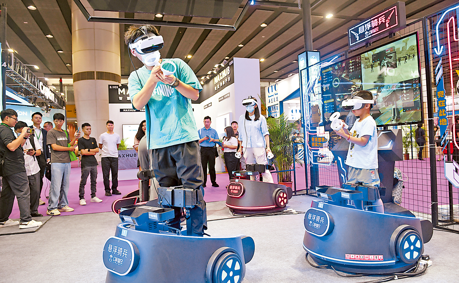 　　圖：在廣州第十八屆中博會上，參會人員通過VR設備體驗射擊遊戲。\新華社