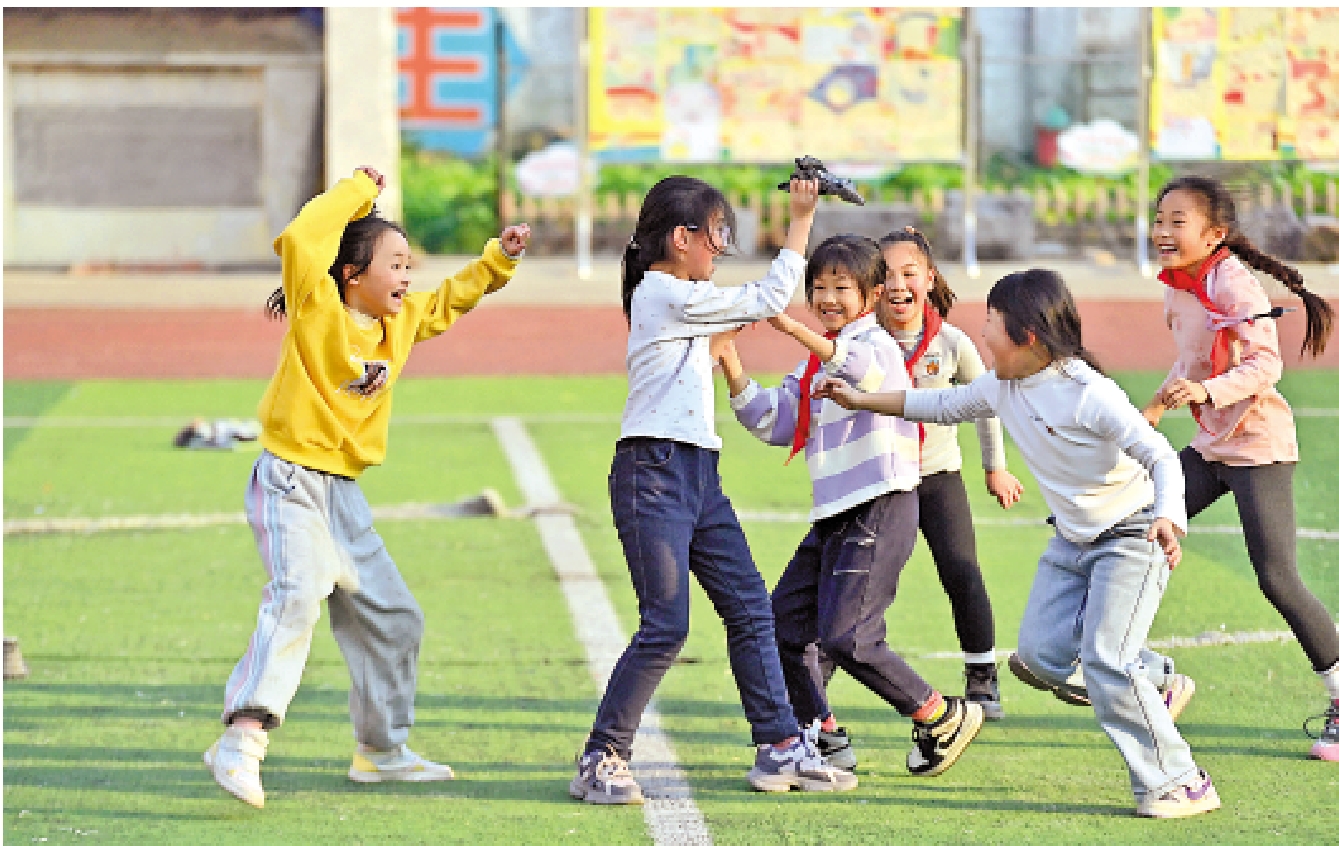 　　圖：廣西某小學學生們在課間玩搶沙包遊戲。/新華社