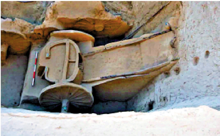　　圖：寨溝遺址墓葬中的雙轅車。
