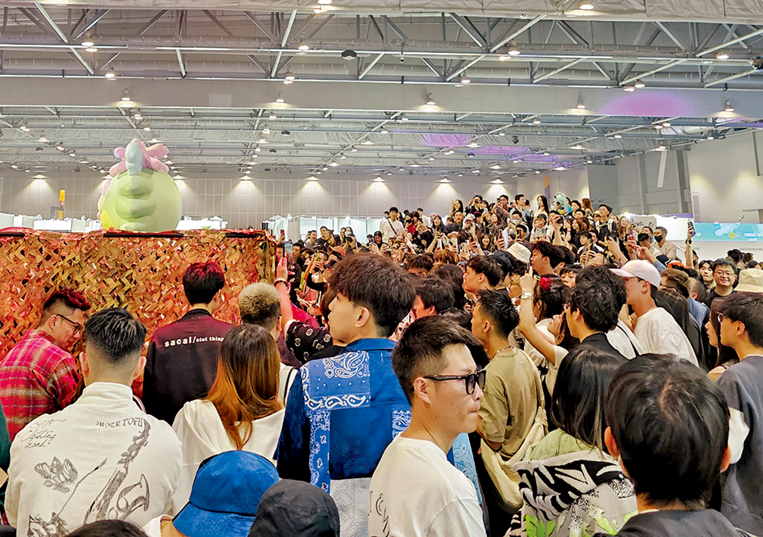 　　圖：活動吸引大批年輕觀眾入場，現場不少區域大排長龍。