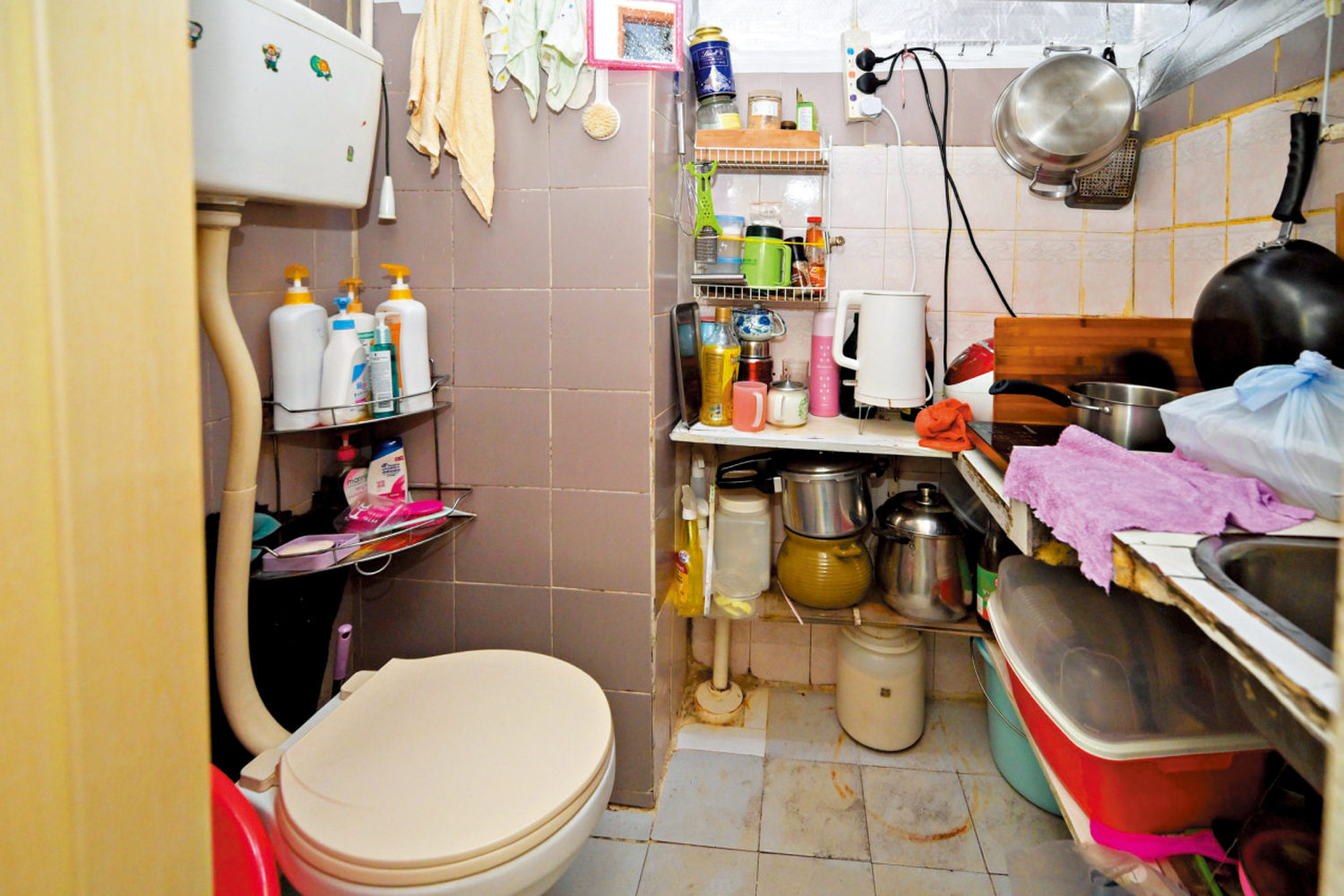 　　圖：部分劏房衞生環境惡劣，座廁與煮食爐只有一步之遙。