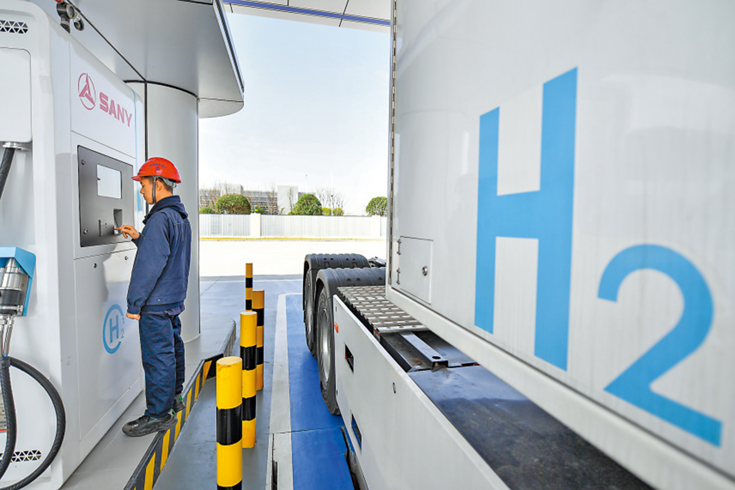　　圖：工作人員在長沙三一綠電製氫加氫一體站調試加氫設備。
