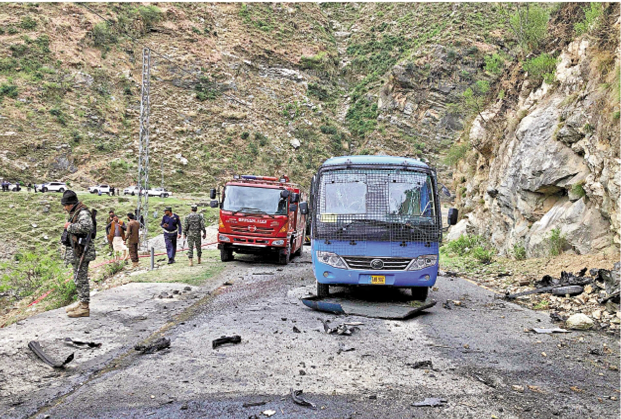 　　圖：巴基斯坦開伯爾—普什圖省達蘇水電站項目車輛26日在行駛途中遭遇恐怖襲擊，造成5名中方人員、1名巴方人員遇難。\法新社