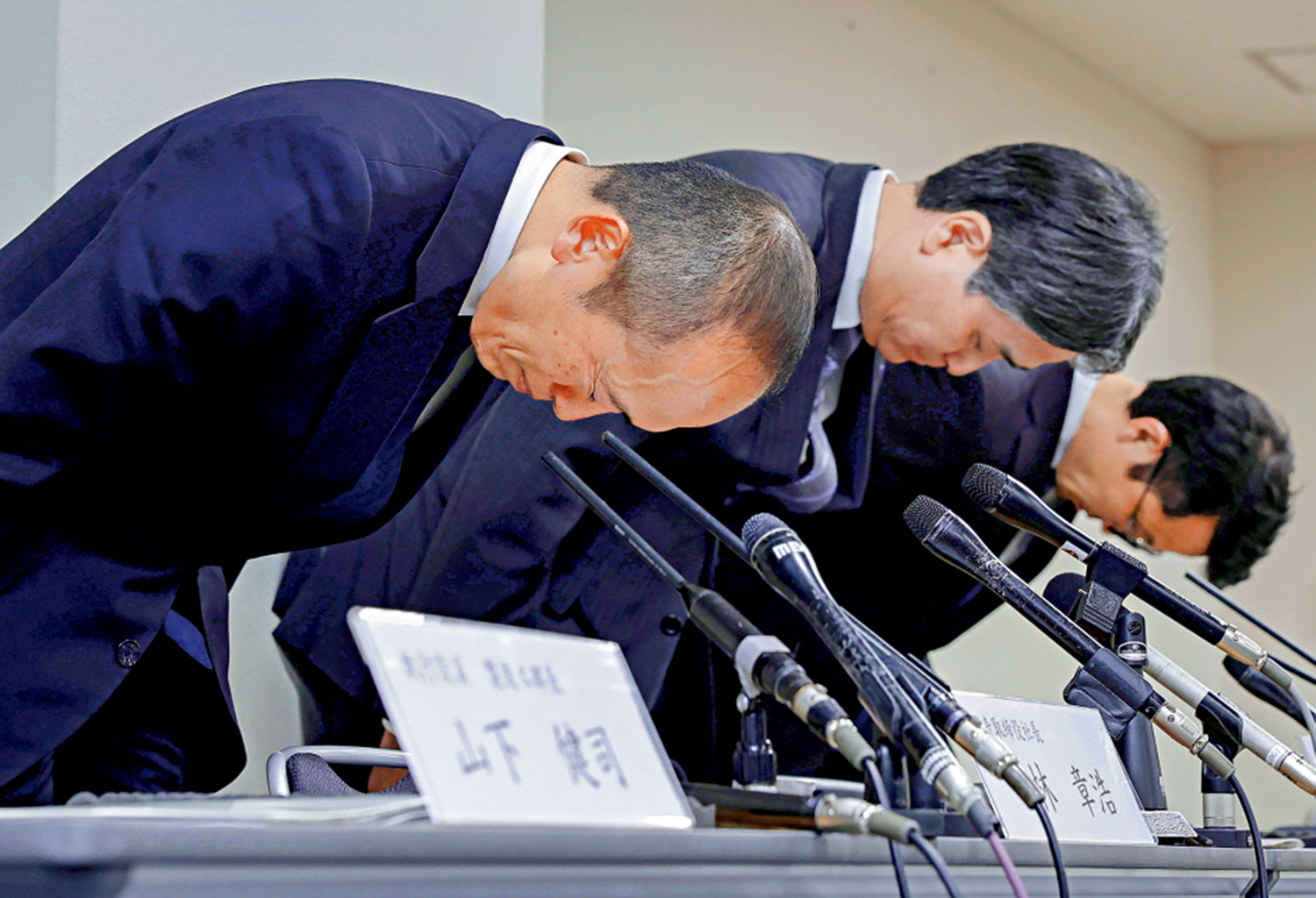 　　圖：22日，小林製藥社長小林章浩（左一）在新聞發布會上鞠躬。\美聯社