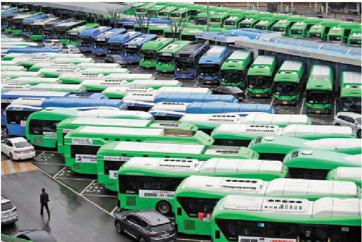 　　圖：韓國首爾巴士司機28日罷工，大量巴士停在停車場。\路透社