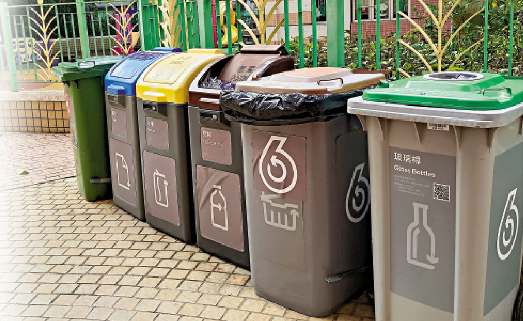 　　圖：垃圾收費「先行先試」計劃今起推行，荃灣滿樂大廈安寧樓是其中一個試點。圖為大廈內的回收分類垃圾桶。\大公報記者王亞毛攝