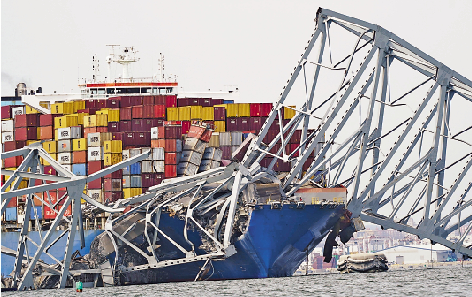 　　圖：3月26日，一艘貨船撞上巴爾的摩弗朗西斯·斯科特·基大橋。\美聯社
