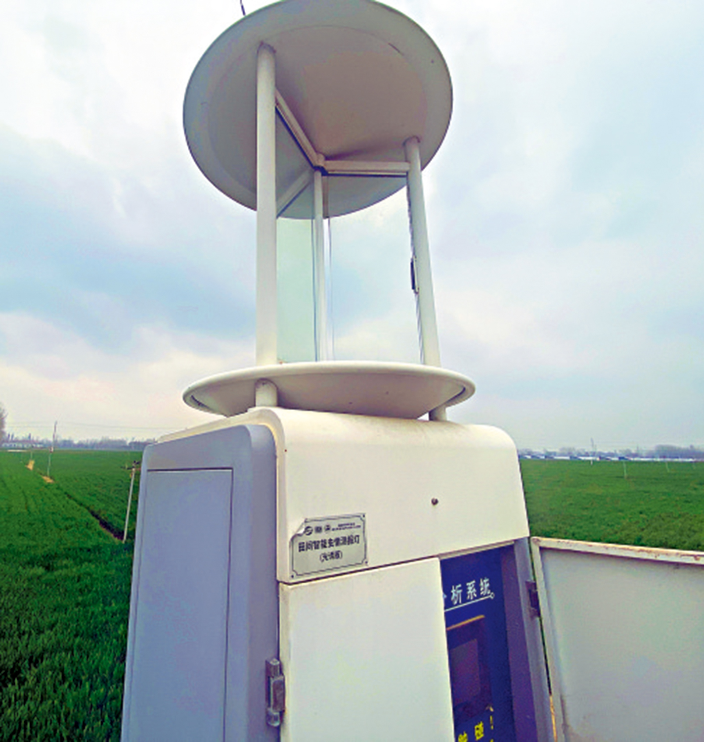 　　圖：「無人農場」的田間蟲情監測站。\大公報記者趙臣攝