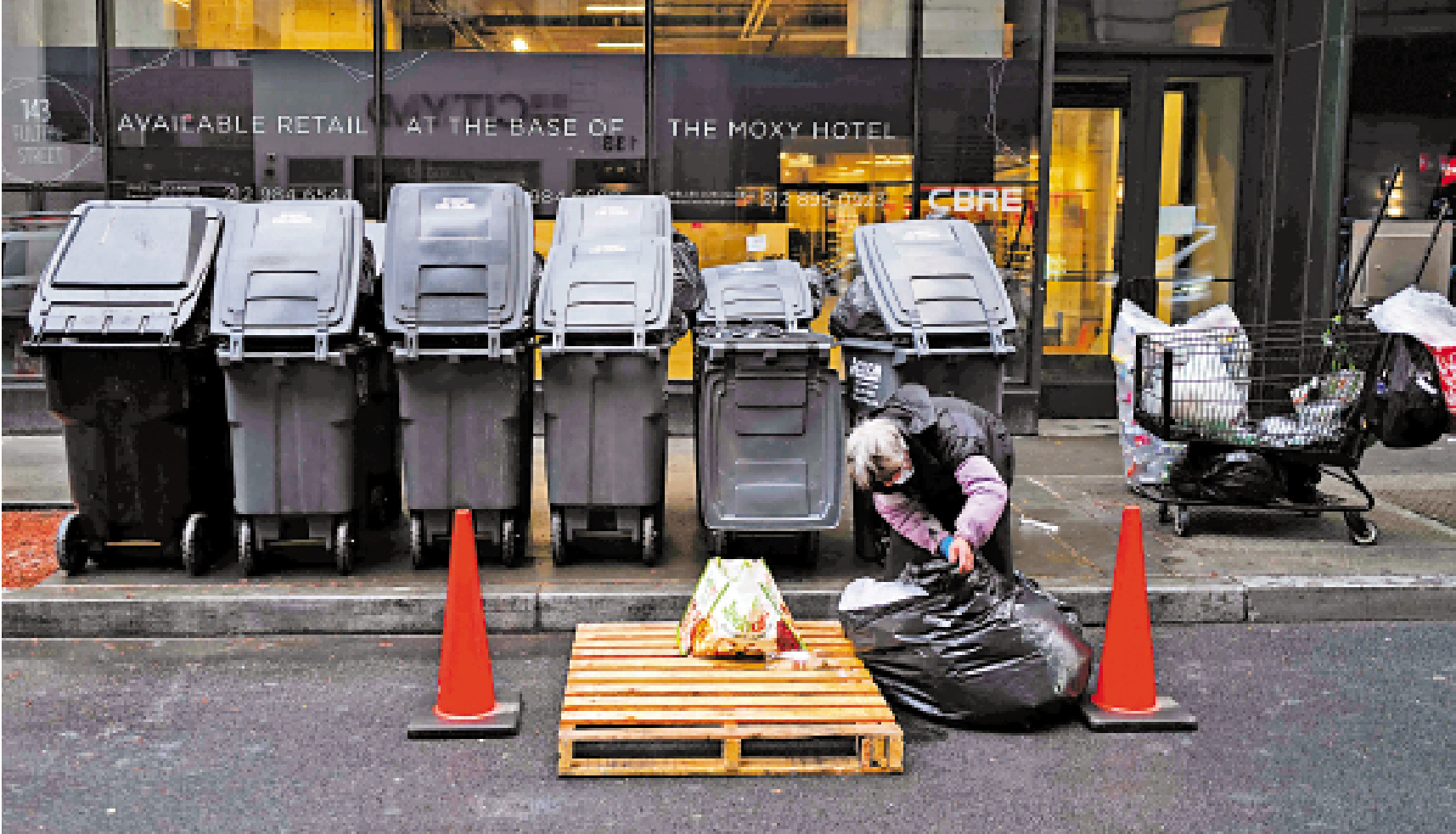 　　圖：紐約市政府發起「垃圾革命」，要求民眾將垃圾扔進硬蓋垃圾箱。\法新社