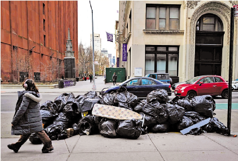　　圖：3月19日，紐約市街頭垃圾成堆。\法新社