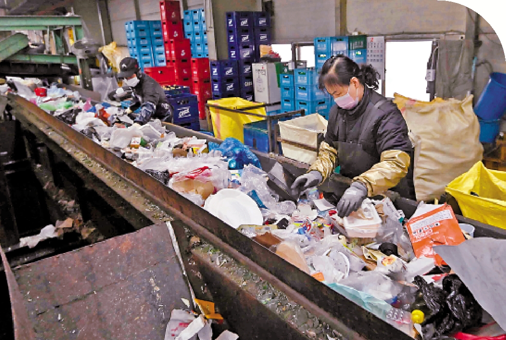 　　圖：工人在首爾一間垃圾處理廠分揀垃圾。\網絡圖片