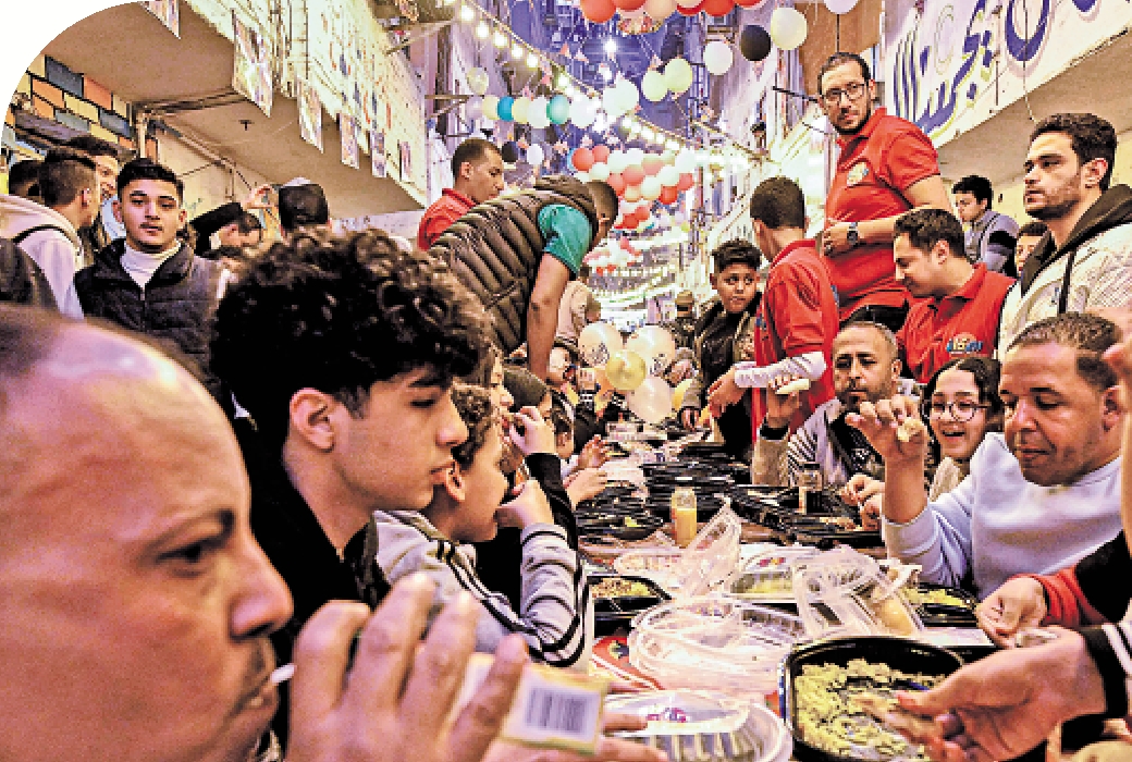 　　圖：埃及呼籲民眾減少開齋飯食品浪費。圖為埃及穆斯林3月25日在開羅享用開齋飯。\法新社